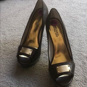Michael Kors pump with gold plate on toe